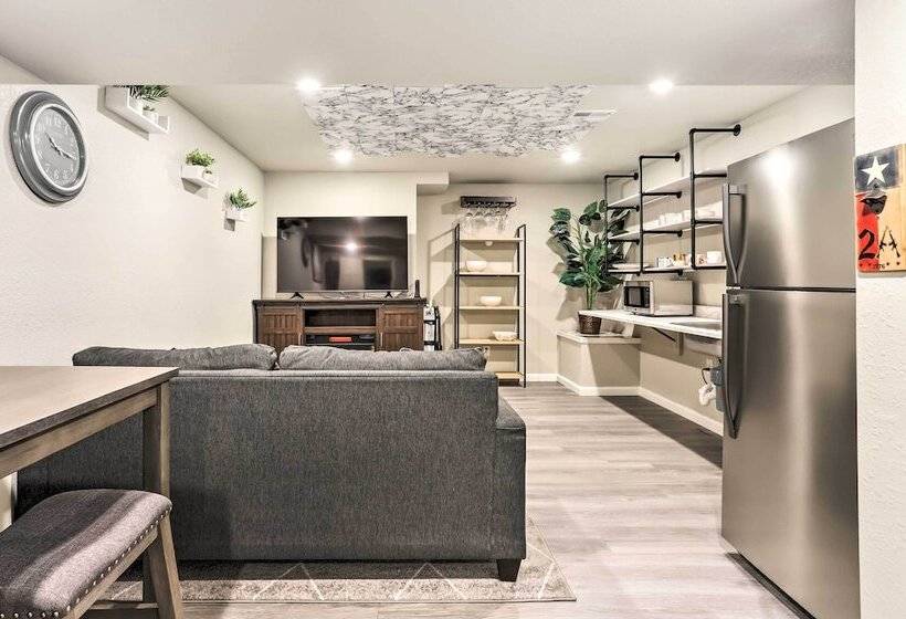 8 Mi To Barr Lake: Cozy Commerce City Home!