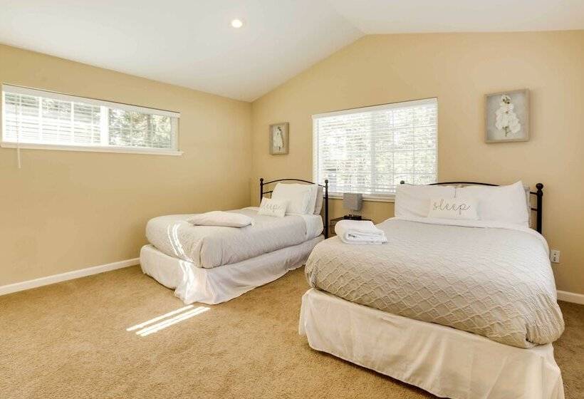 Cozy South Lake Tahoe Home ~ 6 Mi To Shore!