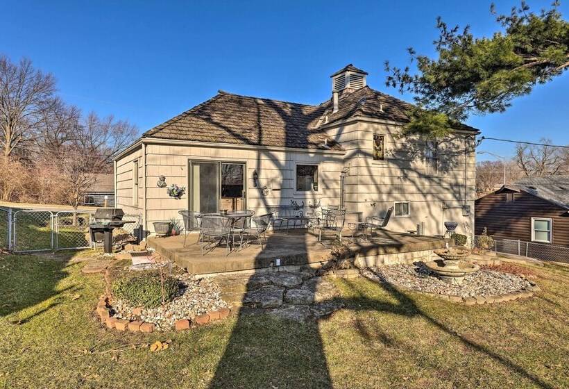 Cozy Kansas City Home W/ Yard   9 Mi To Dtwn!