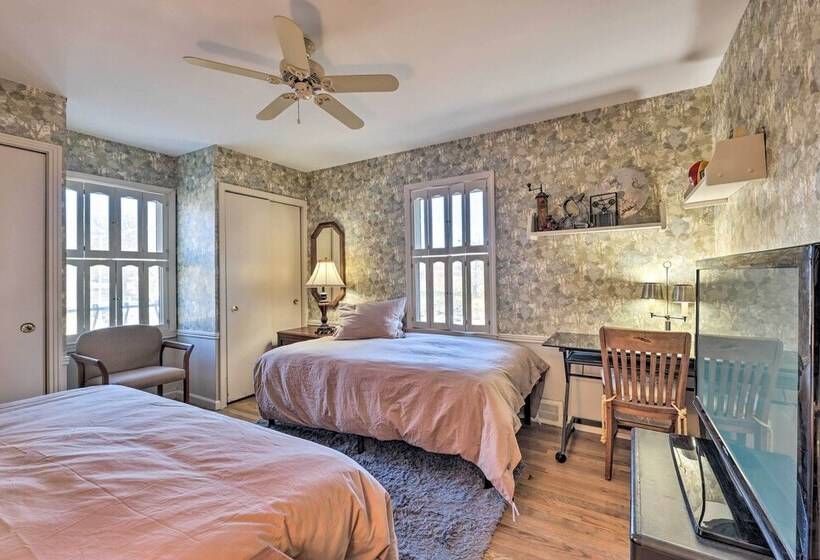 Cozy Kansas City Home W/ Yard   9 Mi To Dtwn!