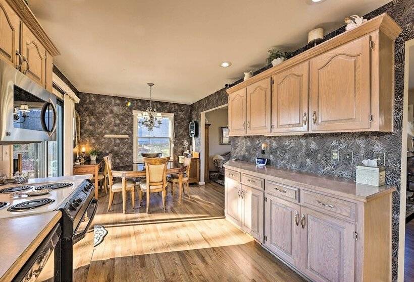 Cozy Kansas City Home W/ Yard   9 Mi To Dtwn!