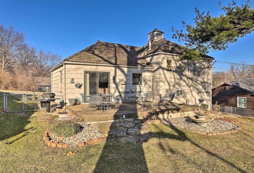 Cozy Kansas City Home W/ Yard   9 Mi To Dtwn!