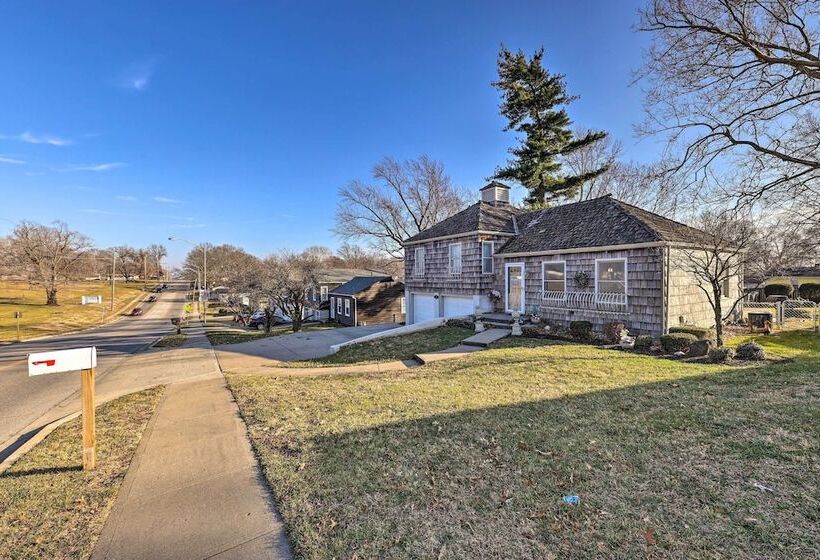 Cozy Kansas City Home W/ Yard   9 Mi To Dtwn!