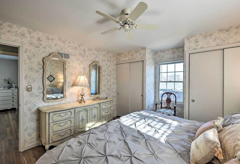 Cozy Kansas City Home W/ Yard   9 Mi To Dtwn!