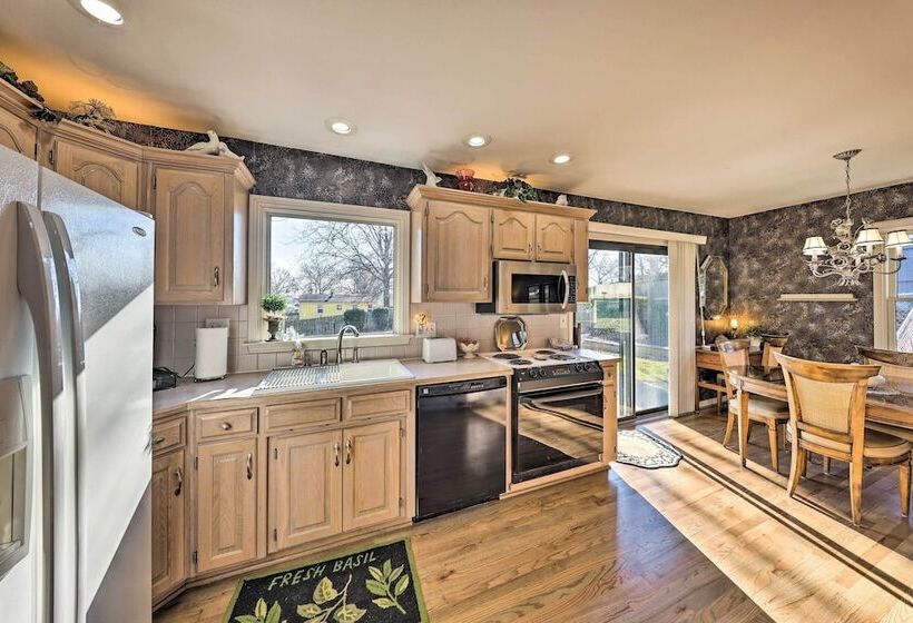 Cozy Kansas City Home W/ Yard   9 Mi To Dtwn!