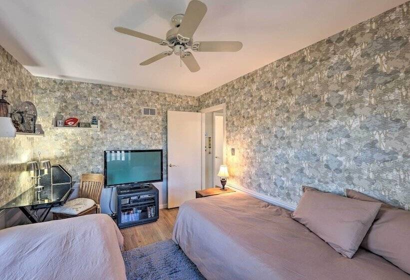 Cozy Kansas City Home W/ Yard   9 Mi To Dtwn!