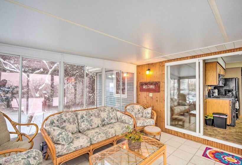 Cozy & Quiet Central City Farmhouse