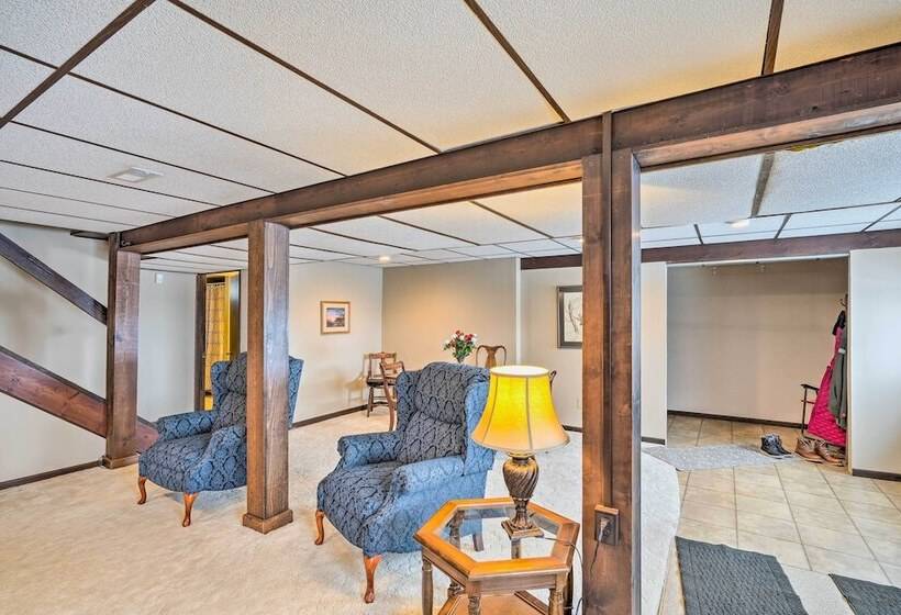 Cozy & Quiet Central City Farmhouse