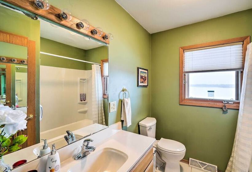 Cozy & Quiet Central City Farmhouse