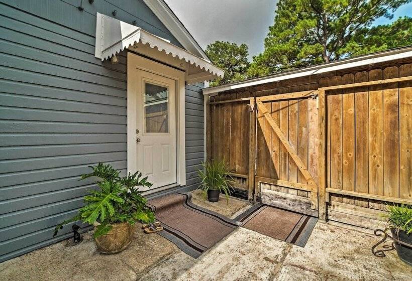 Pet Friendly Brenham Cottage W/ Yard!