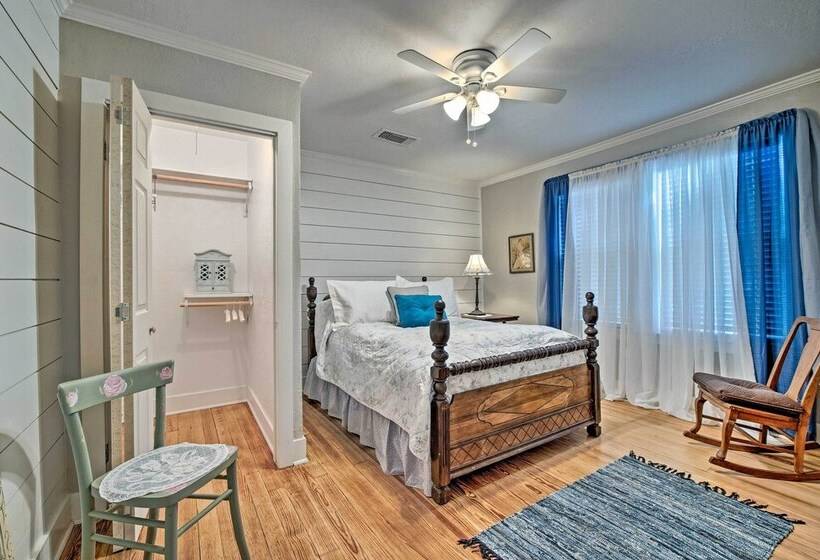 Pet Friendly Brenham Cottage W/ Yard!