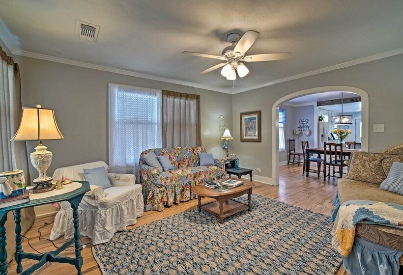 Pet Friendly Brenham Cottage W/ Yard!