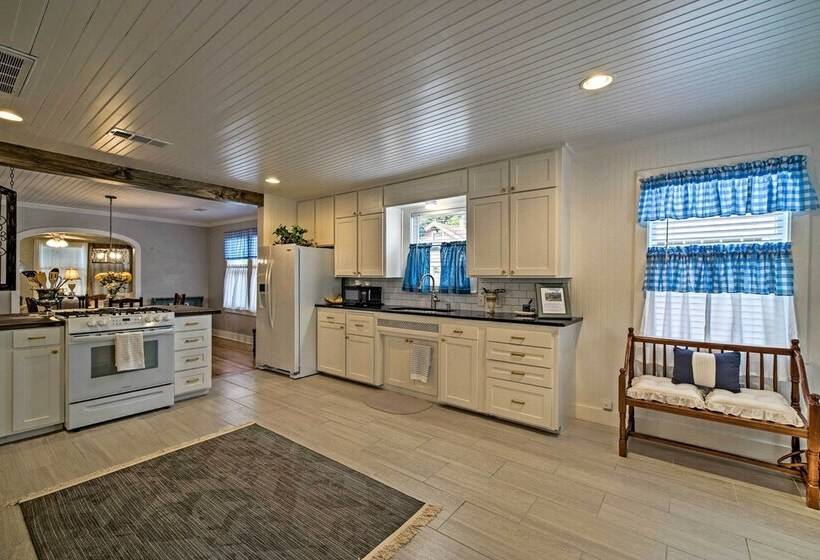 Pet Friendly Brenham Cottage W/ Yard!