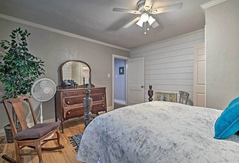 Pet Friendly Brenham Cottage W/ Yard!