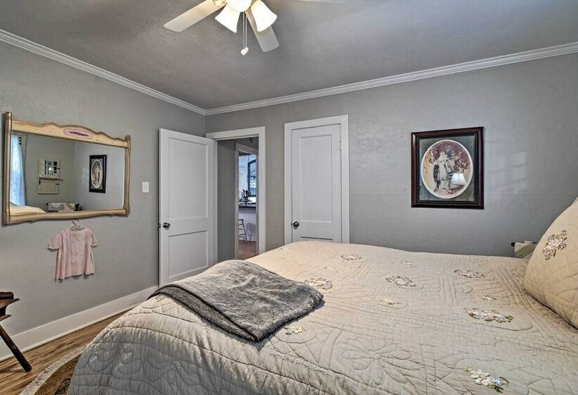 Pet Friendly Brenham Cottage W/ Yard!