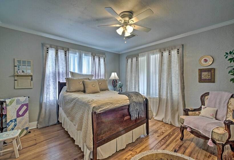 Pet Friendly Brenham Cottage W/ Yard!