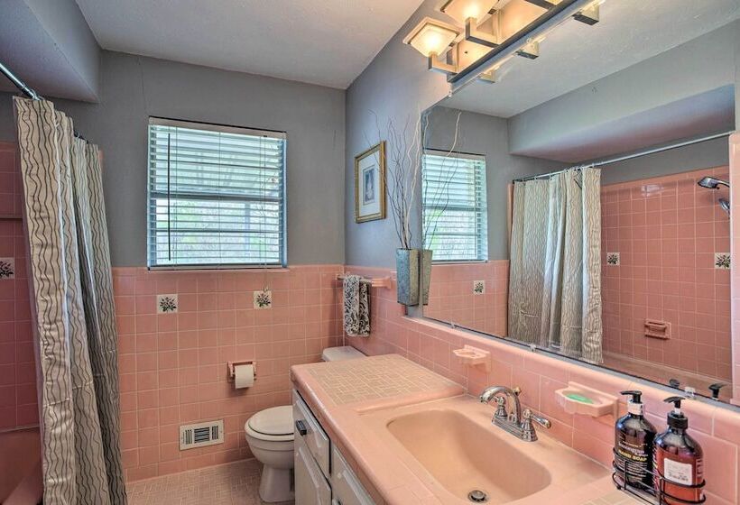 8 Mi To Lake Ray Hubbard: Creekside Garland Home