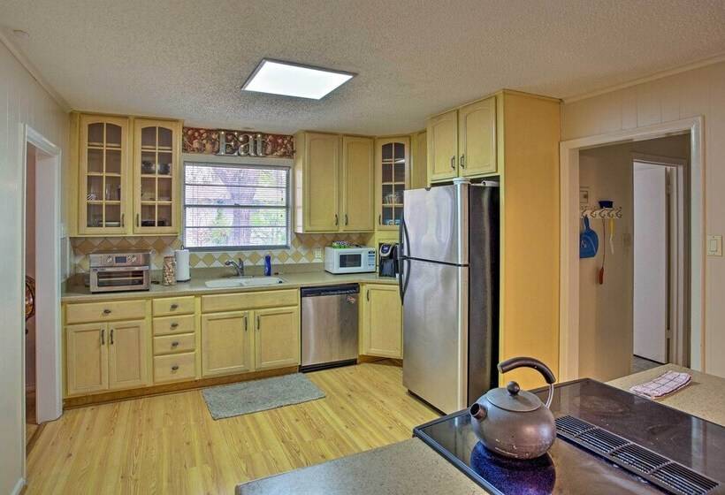 8 Mi To Lake Ray Hubbard: Creekside Garland Home