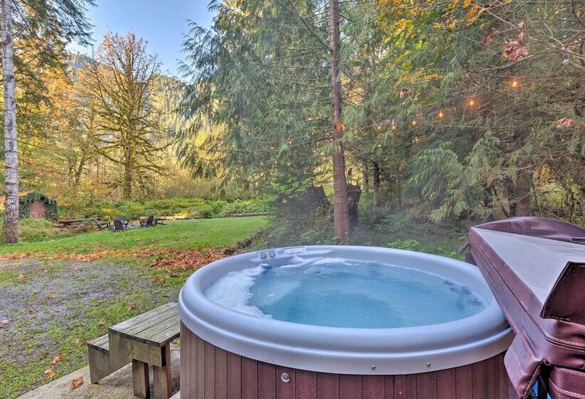 Riverfront Gold Bar Log Cabin Near Stevens Pass!