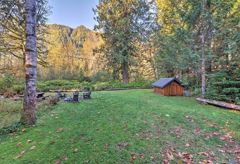 Riverfront Gold Bar Log Cabin Near Stevens Pass!