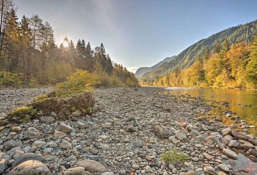 Riverfront Gold Bar Log Cabin Near Stevens Pass!