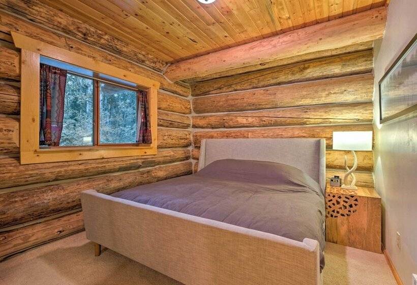 Riverfront Gold Bar Log Cabin Near Stevens Pass!