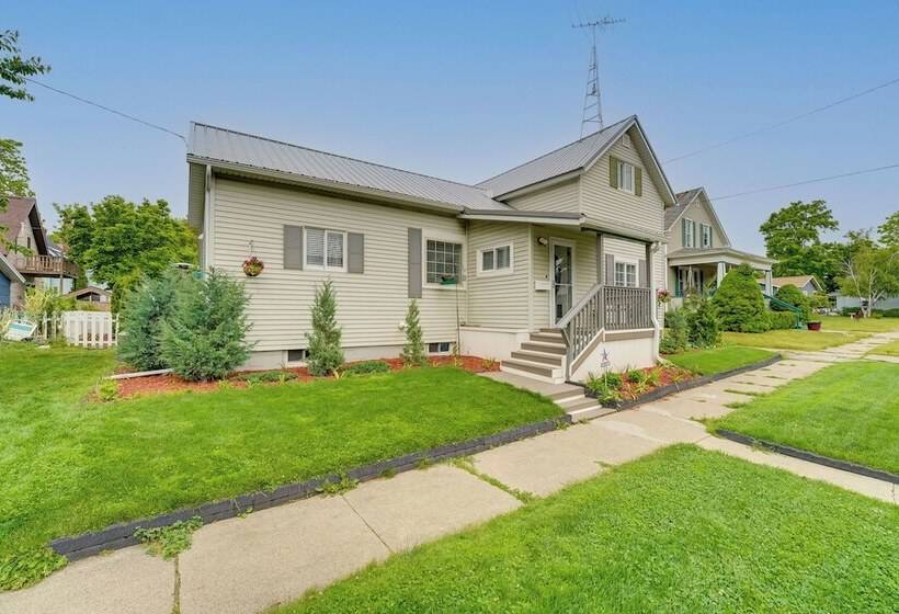 Manistee Cottage Near Beach & Dtwn