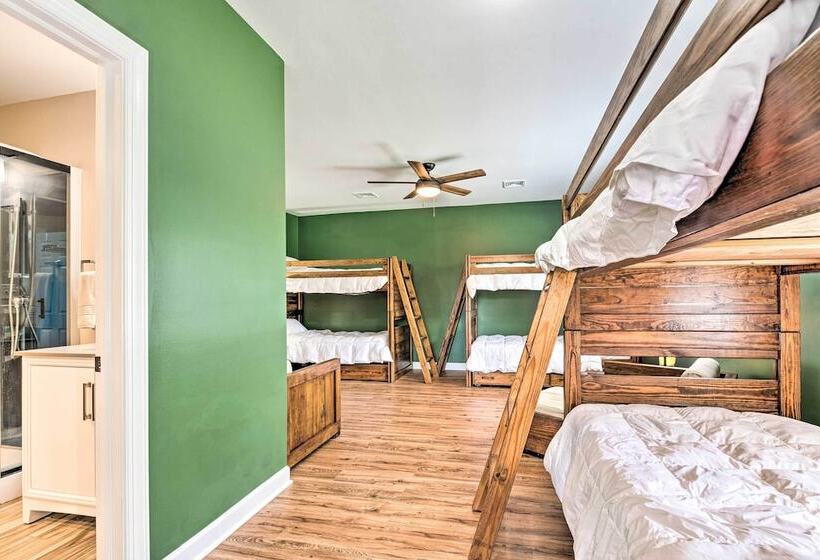 East Stroudsburg Home W/ Fire Pit & Private Pond