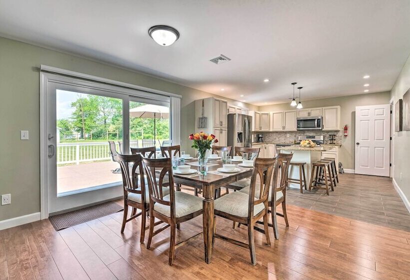 East Stroudsburg Home W/ Fire Pit & Private Pond