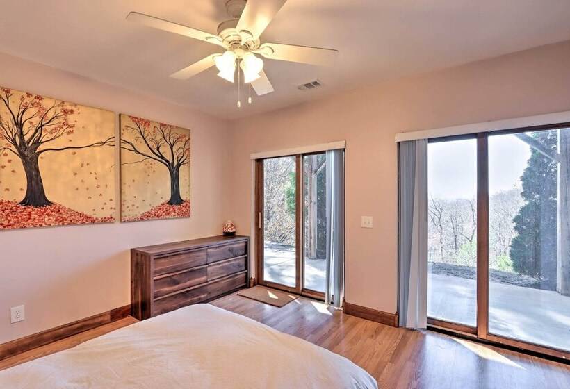 Expansive Murphy Retreat W/ Mountain Views!