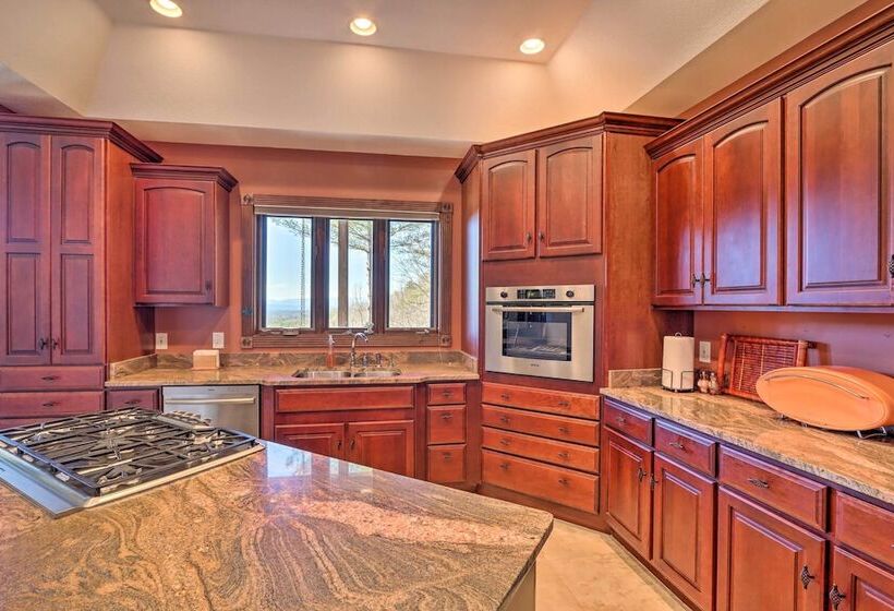 Expansive Murphy Retreat W/ Mountain Views!