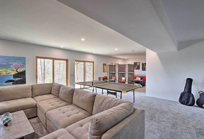 Expansive Murphy Retreat W/ Mountain Views!