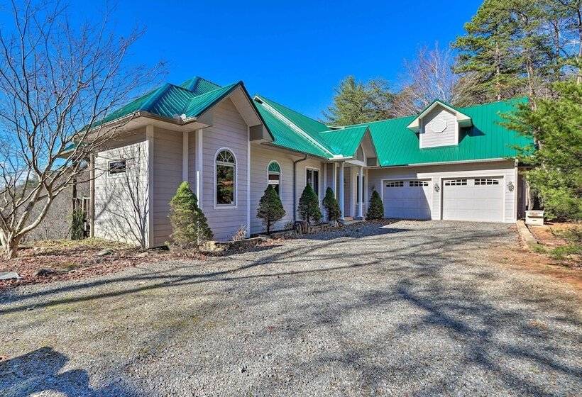 Expansive Murphy Retreat W/ Mountain Views!
