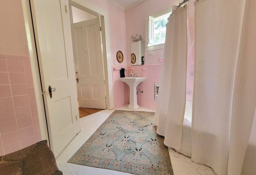 Fairfax Bed And Breakfast