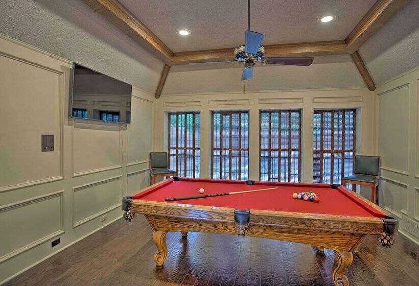 Pool Table, Patio & Grill: Idyllic Mckinney Home