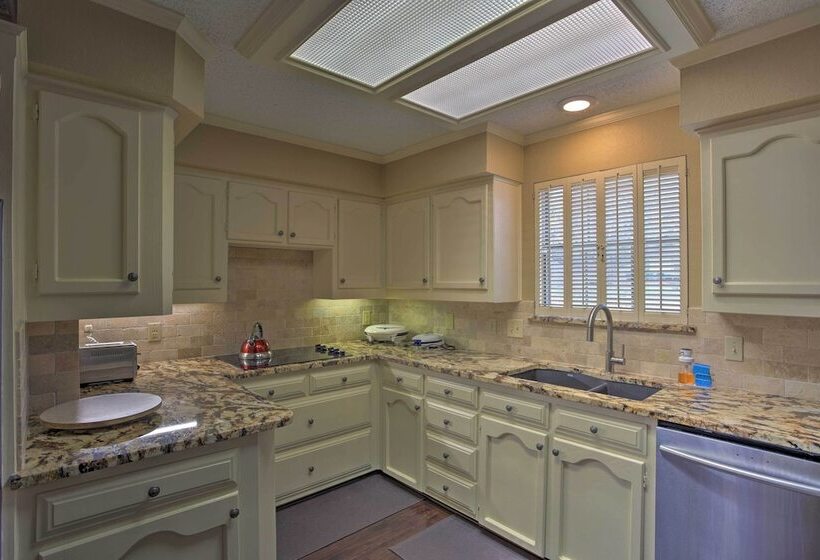 Pool Table, Patio & Grill: Idyllic Mckinney Home