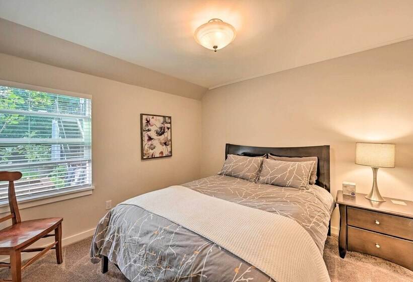 Family Friendly Kirkland Home ~ 1 Mi To Downtown