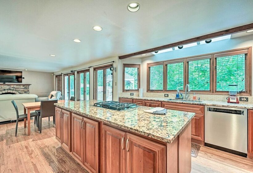 Family Friendly Redmond Home W/ Spacious Deck