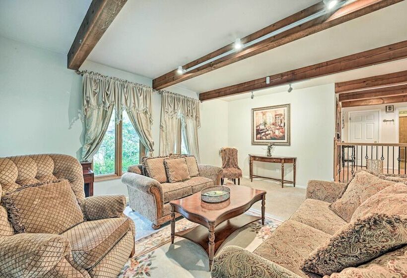 Family Friendly Redmond Home W/ Spacious Deck