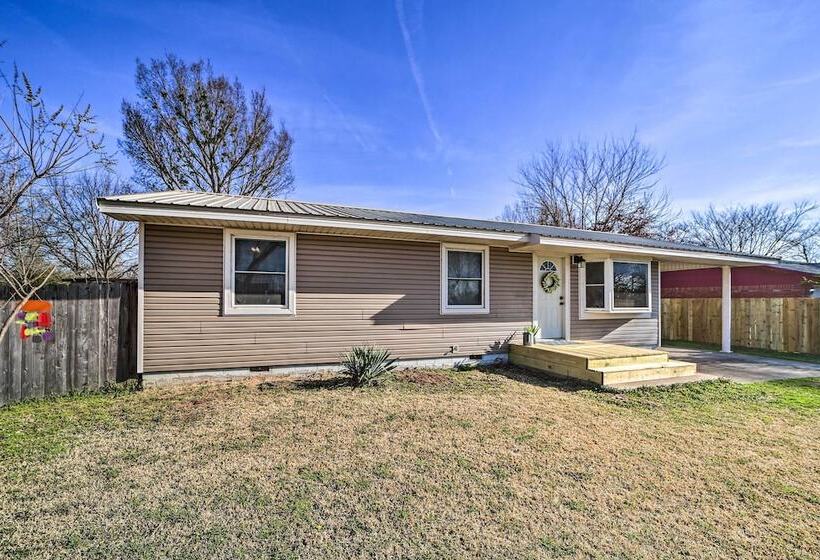 Family Friendly Sallisaw Home W/ Large Yard!