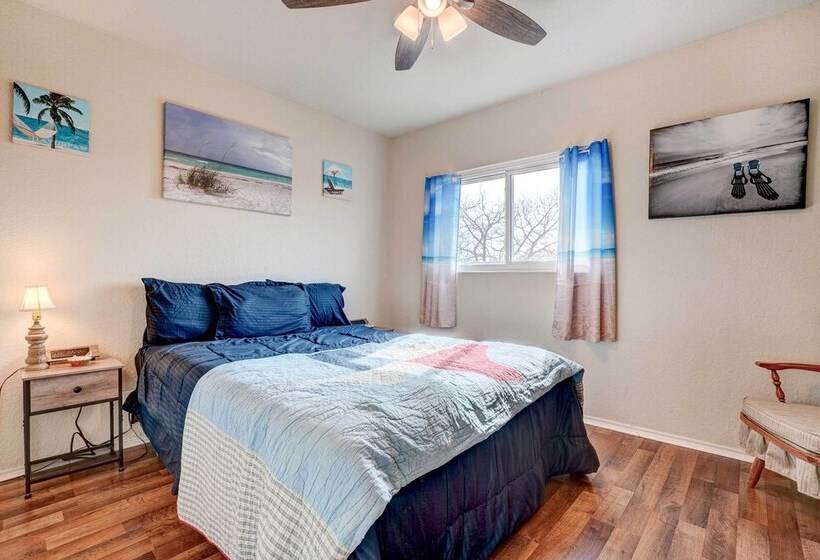 Family Home W/ Sunroom & Fire Pit!