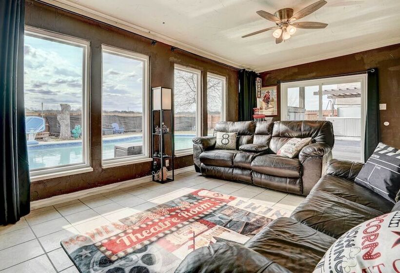 Family Home W/ Sunroom & Fire Pit!