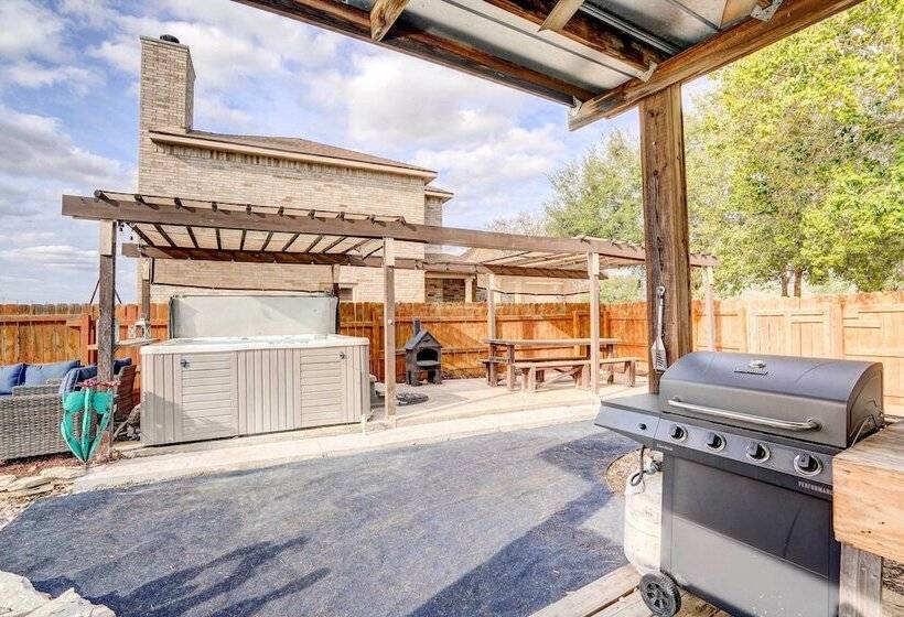Family Home W/ Sunroom & Fire Pit!