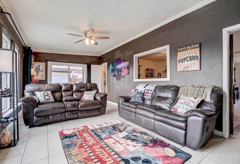 Family Home W/ Sunroom & Fire Pit!