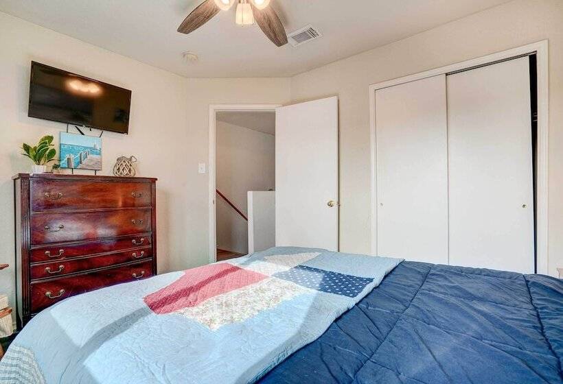 Family Home W/ Sunroom & Fire Pit!