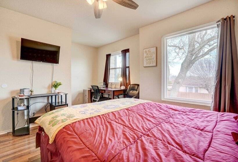 Family Home W/ Sunroom & Fire Pit!