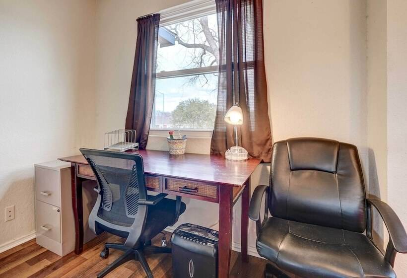 Family Home W/ Sunroom & Fire Pit!