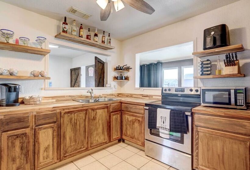 Family Home W/ Sunroom & Fire Pit!