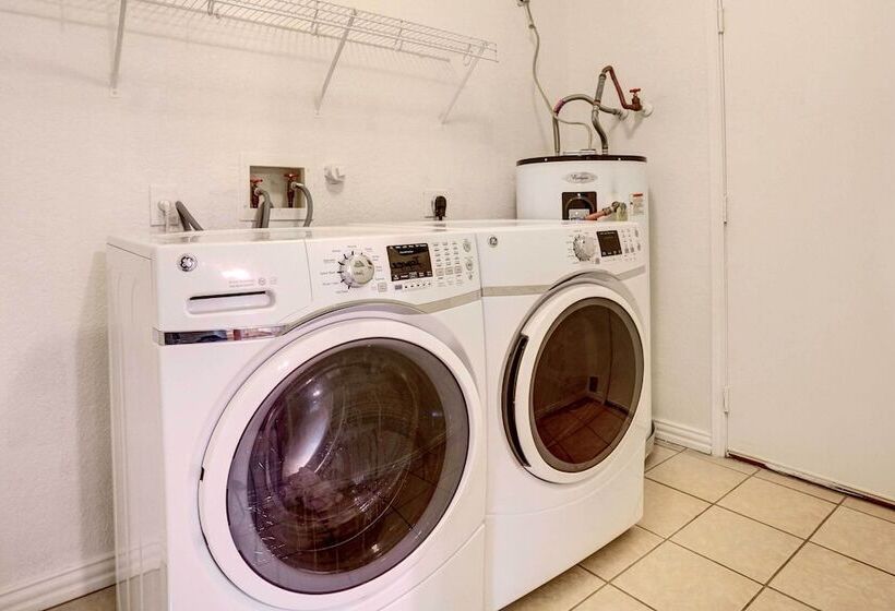 Family Home W/ Sunroom & Fire Pit!