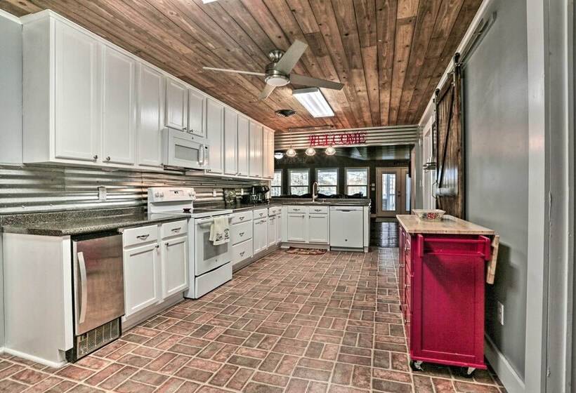 Ferriday Lakehouse W/ Private Dock, Deck, & Yard!